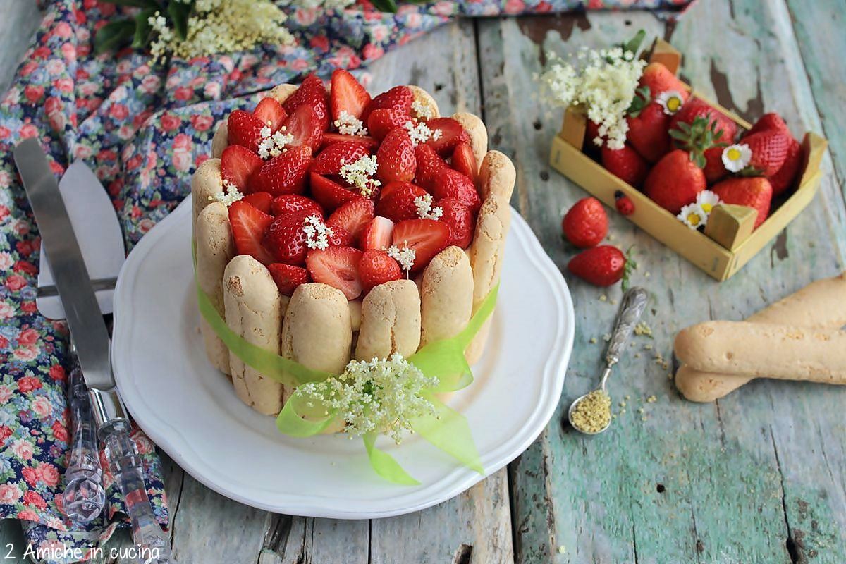 Torta charlotte con crema tiramisù e fragole ai fiori di sambuco