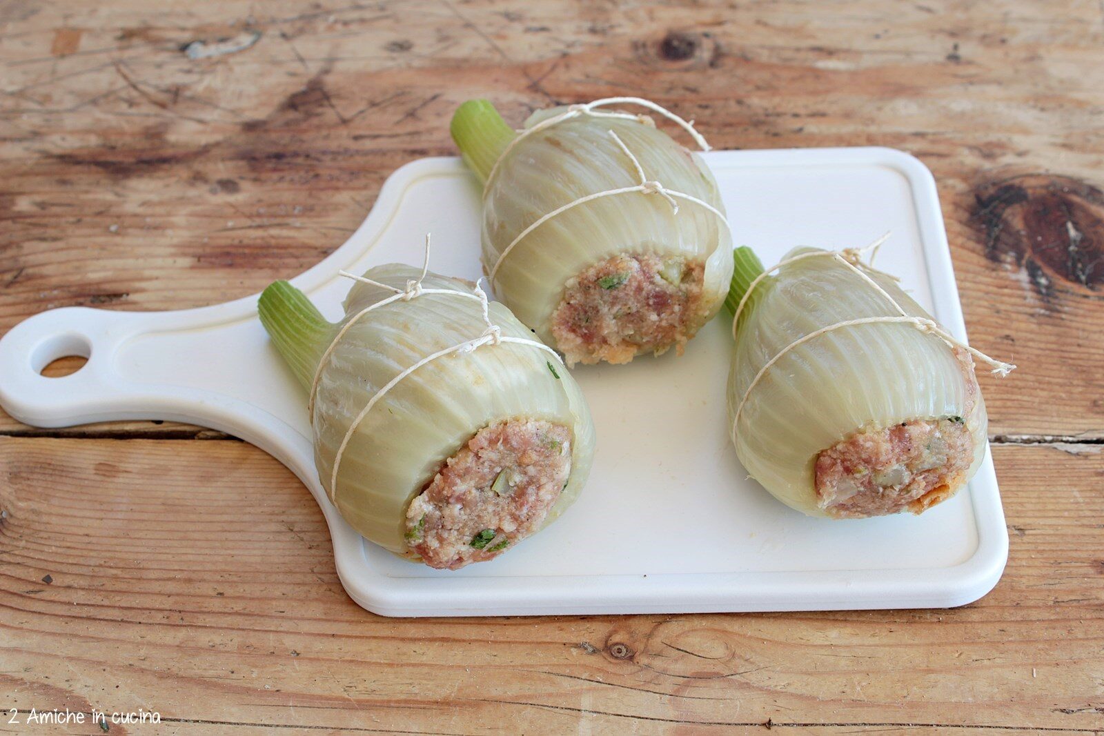 Come utilizzare le foglie di finocchio ripiene di carne pane