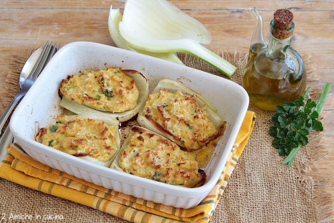 Foglie di finocchio ripiene di patate lesse, tonno sott'olio e erbe