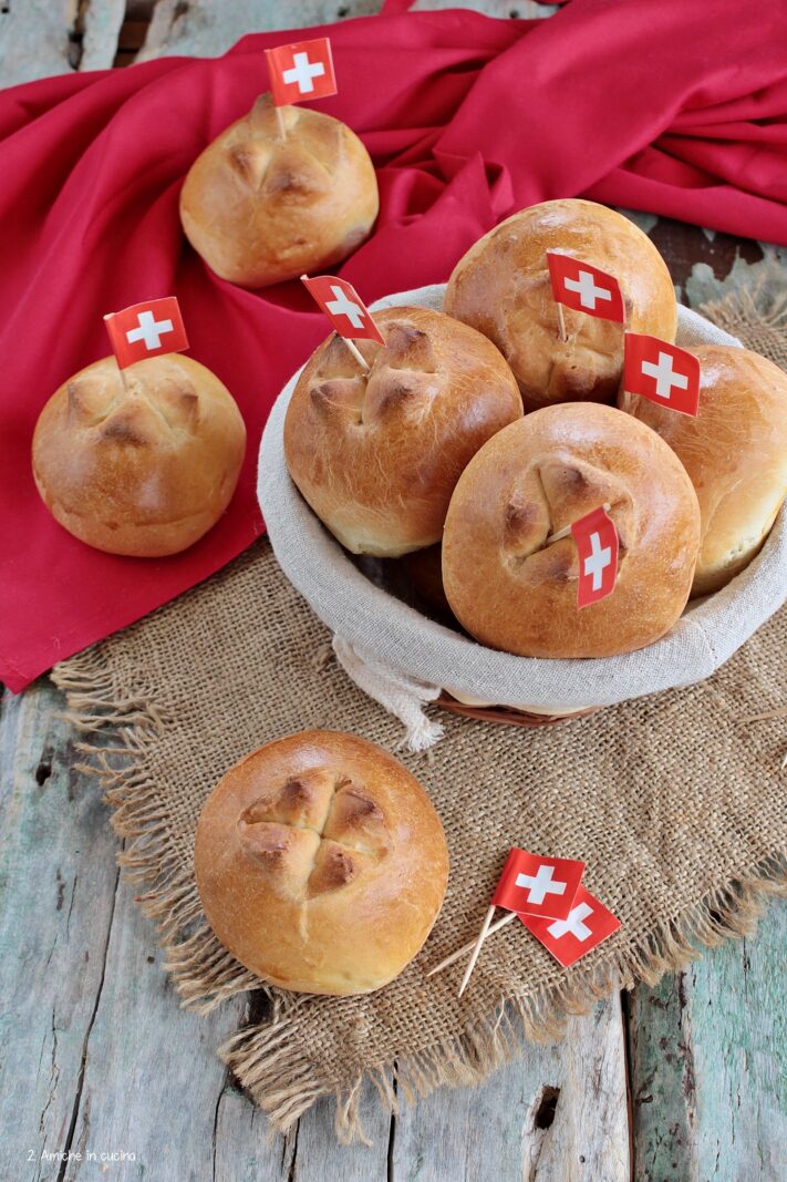Panini svizzeri con croce incisa e bandierina svizzera