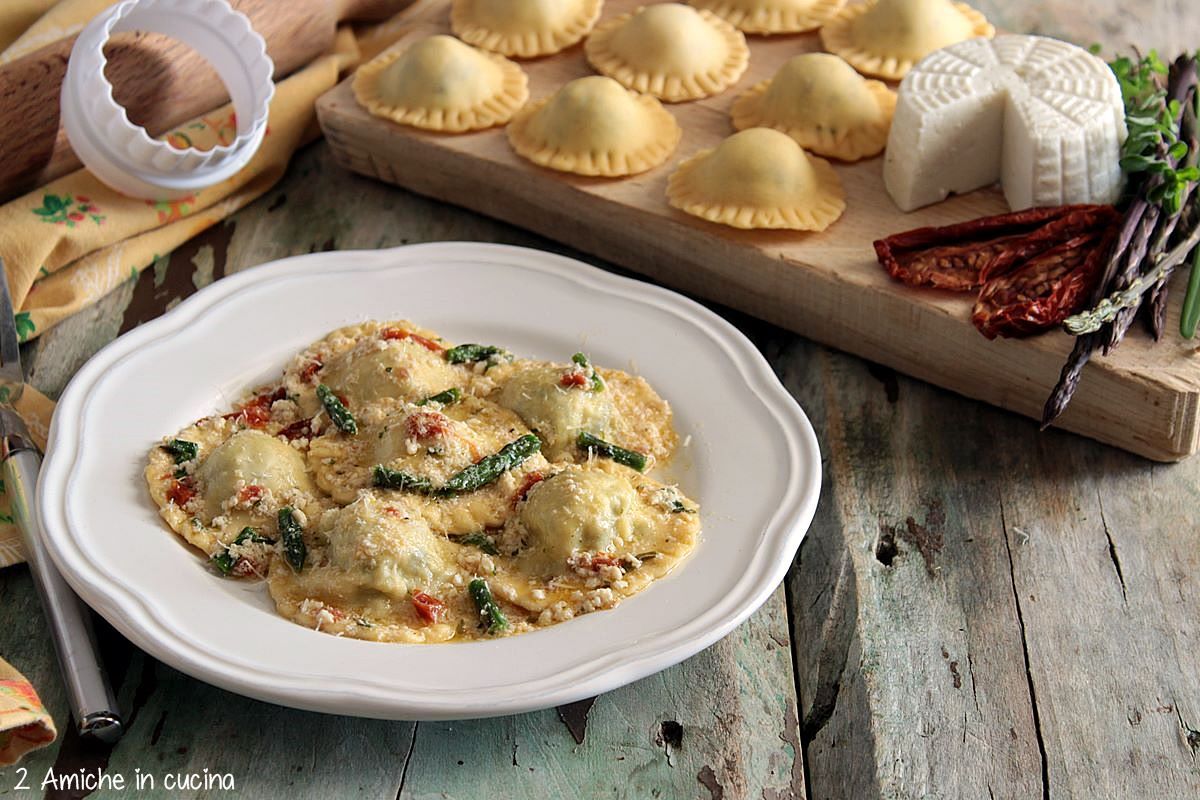 Ravioli di ricotta con asparagi e erbe aromatiche