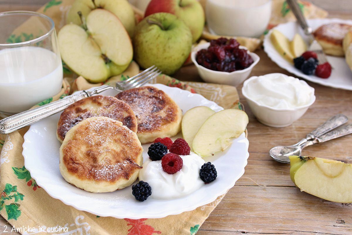 Syrniki alle mele, frittelle russe di tvorog