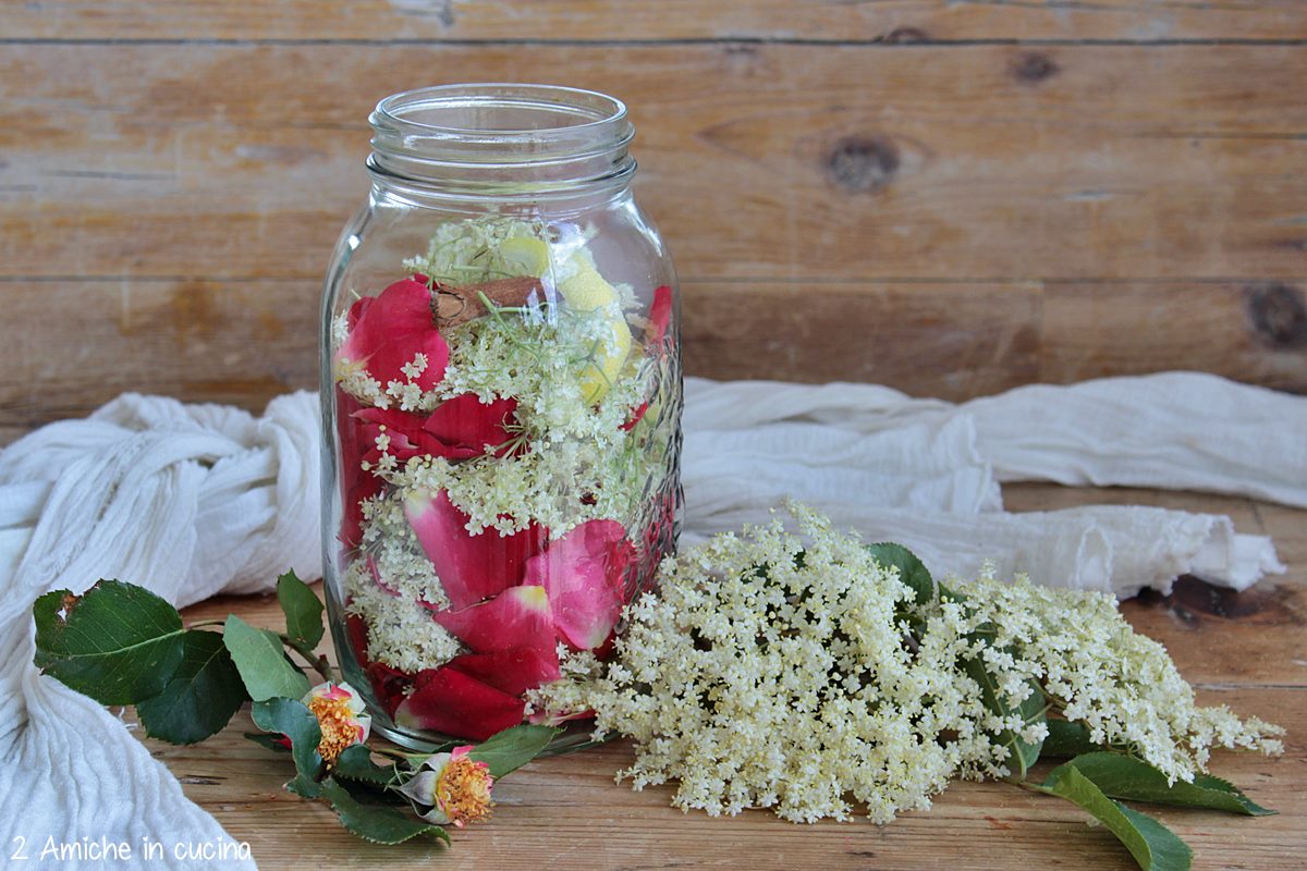 Preparazione del liquore ai fiori di sambuco e petali di rose