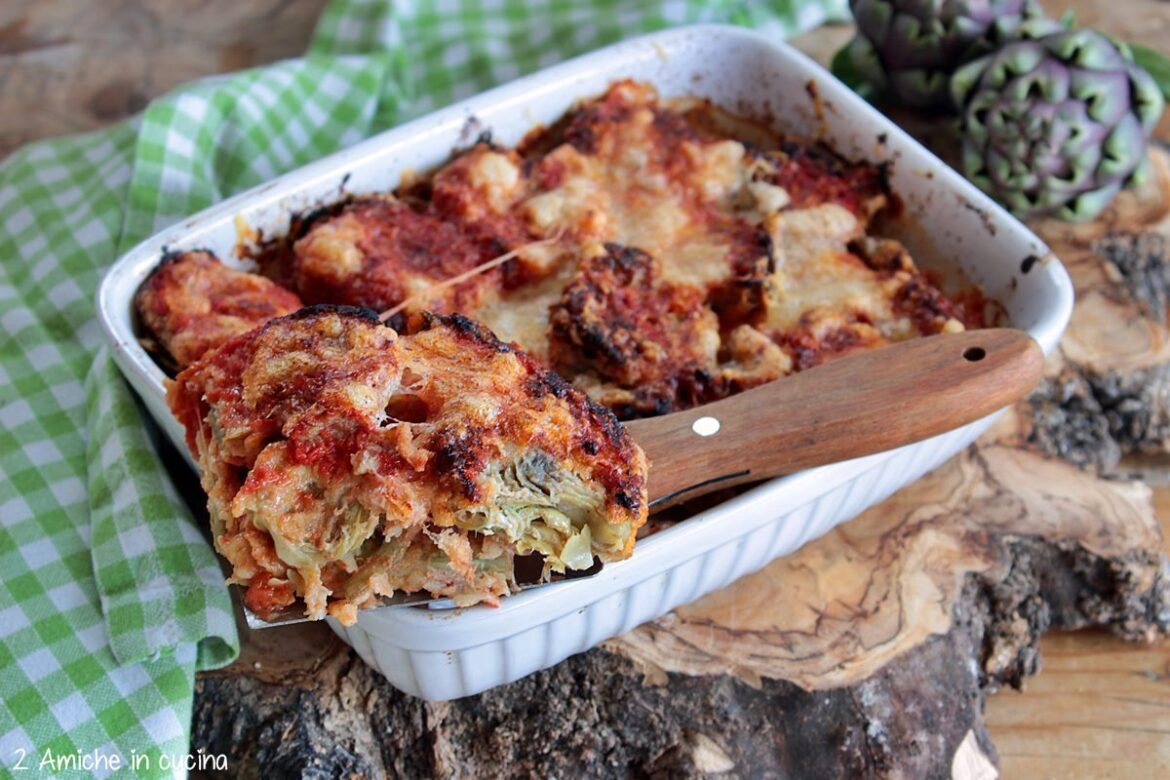 Parmigiana di carciofi fritti dorati, con pomodoro e mozzarella