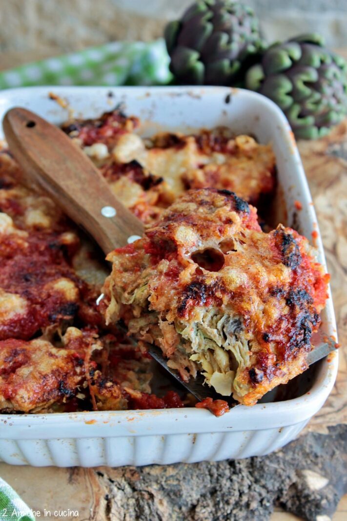 Pirofila di carciofi fritti alla parmigiana con pomodoro