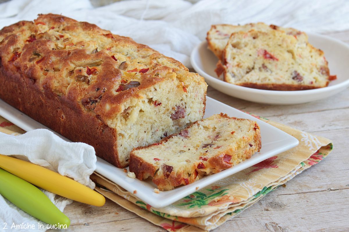 Torta salata con verdure sott'olio, formaggi e salame