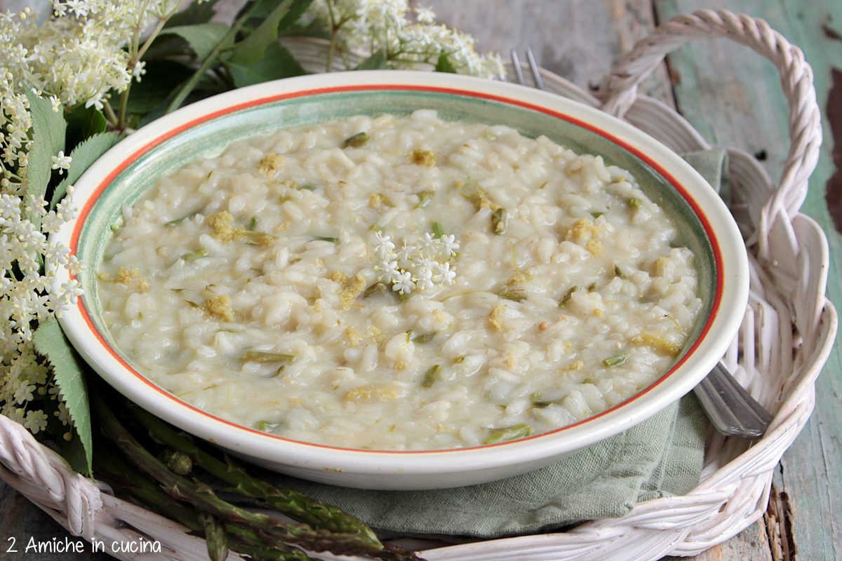 Riso con asparagi e fiori di sambuco