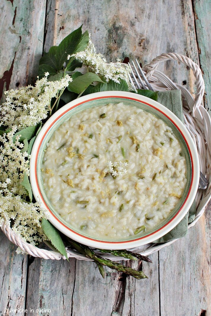 Risotto delicato con fiori e asparagi