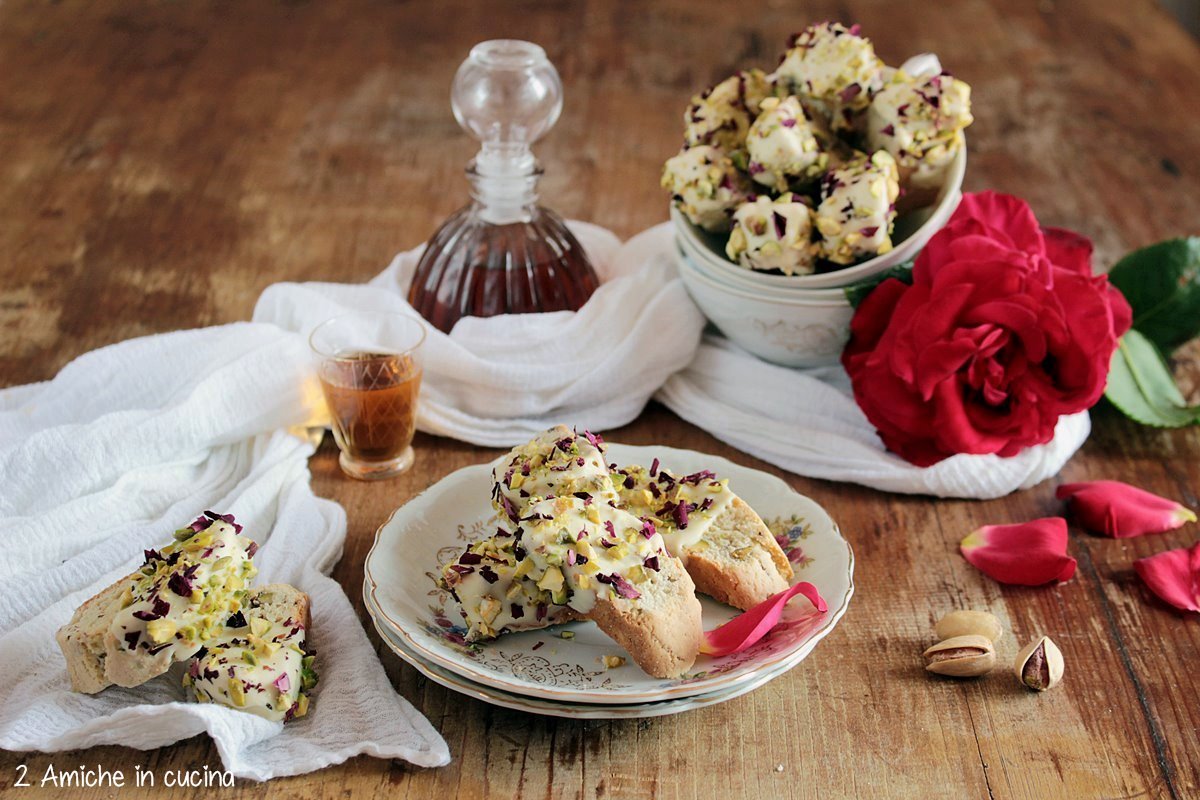Biscotti simil tozzetti con pistacchi tostati ricoperti di cioccolato bianco e petali di rose