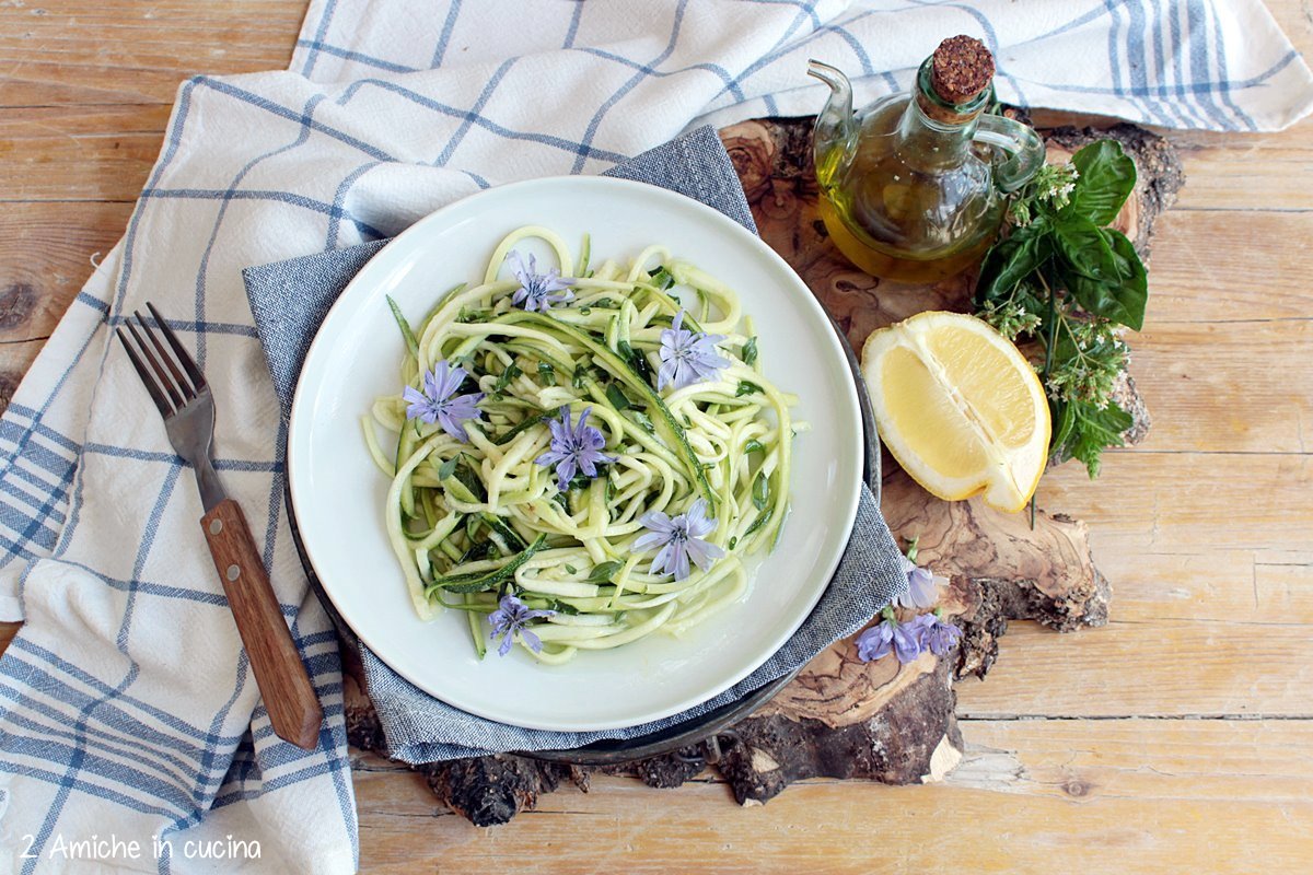 Contorno vegan con zucchine crude e fiori