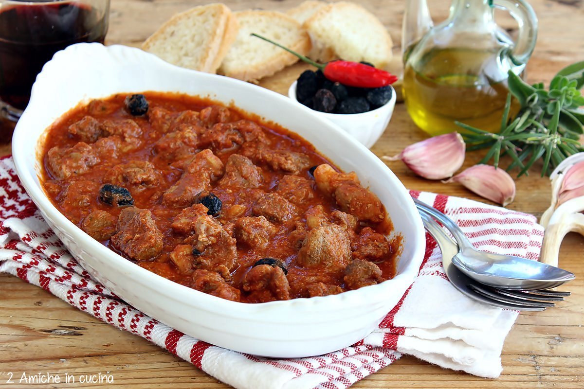 Spezzatino di cinghiale con pomodoro e olive
