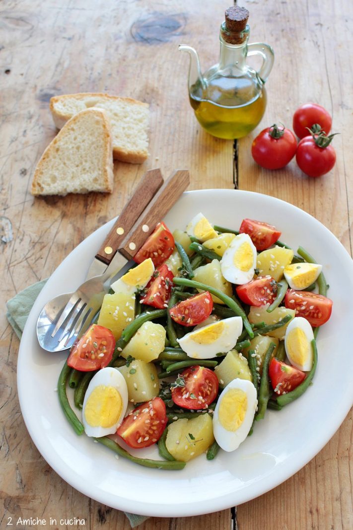 Insalata di pasta con uova sode e verdure di stagione