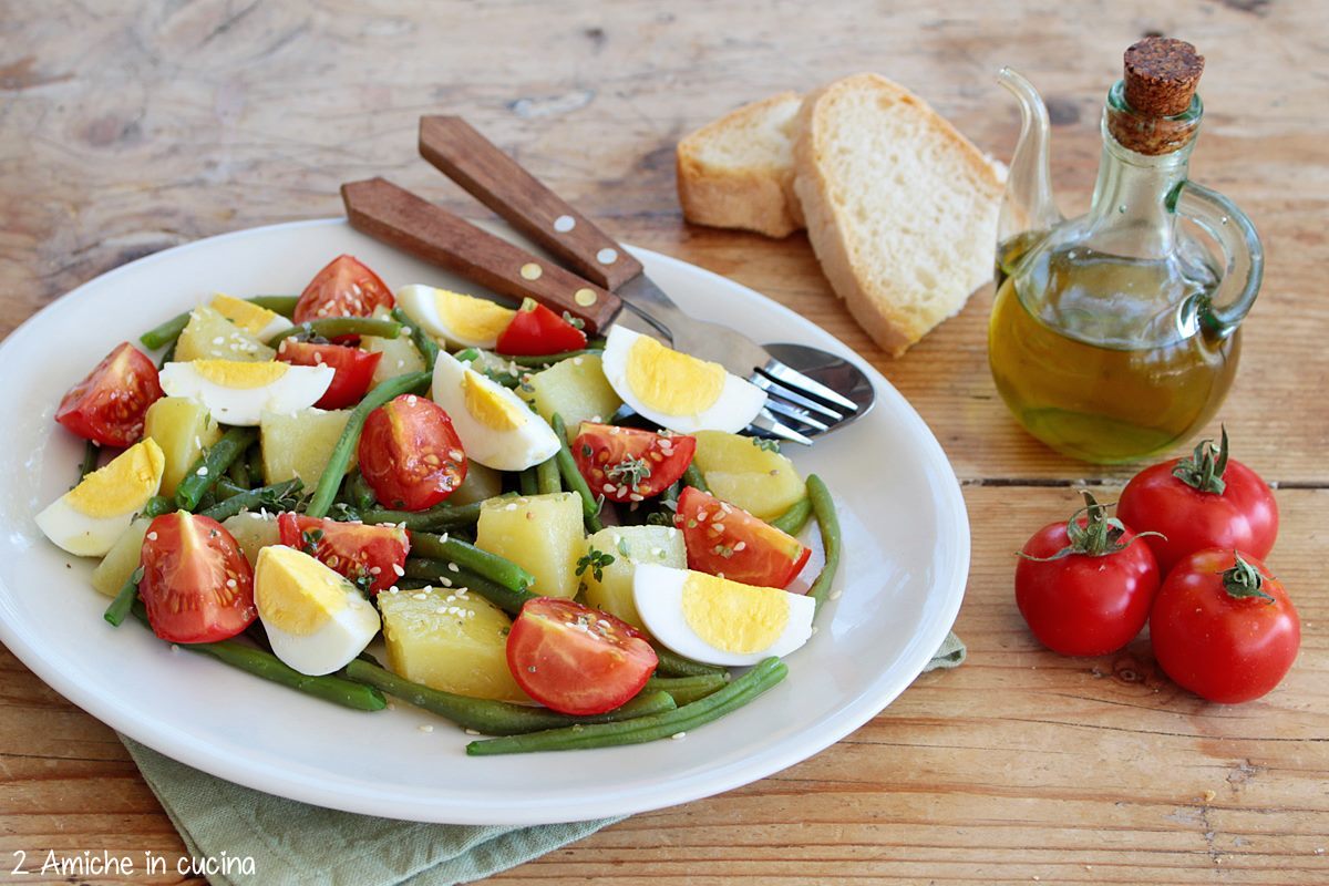 Insalata di pasta con uova sode e verdure di stagione