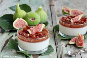 Bicchierini di panna cotta con rum, fichi freschi, croccante ai pinoli