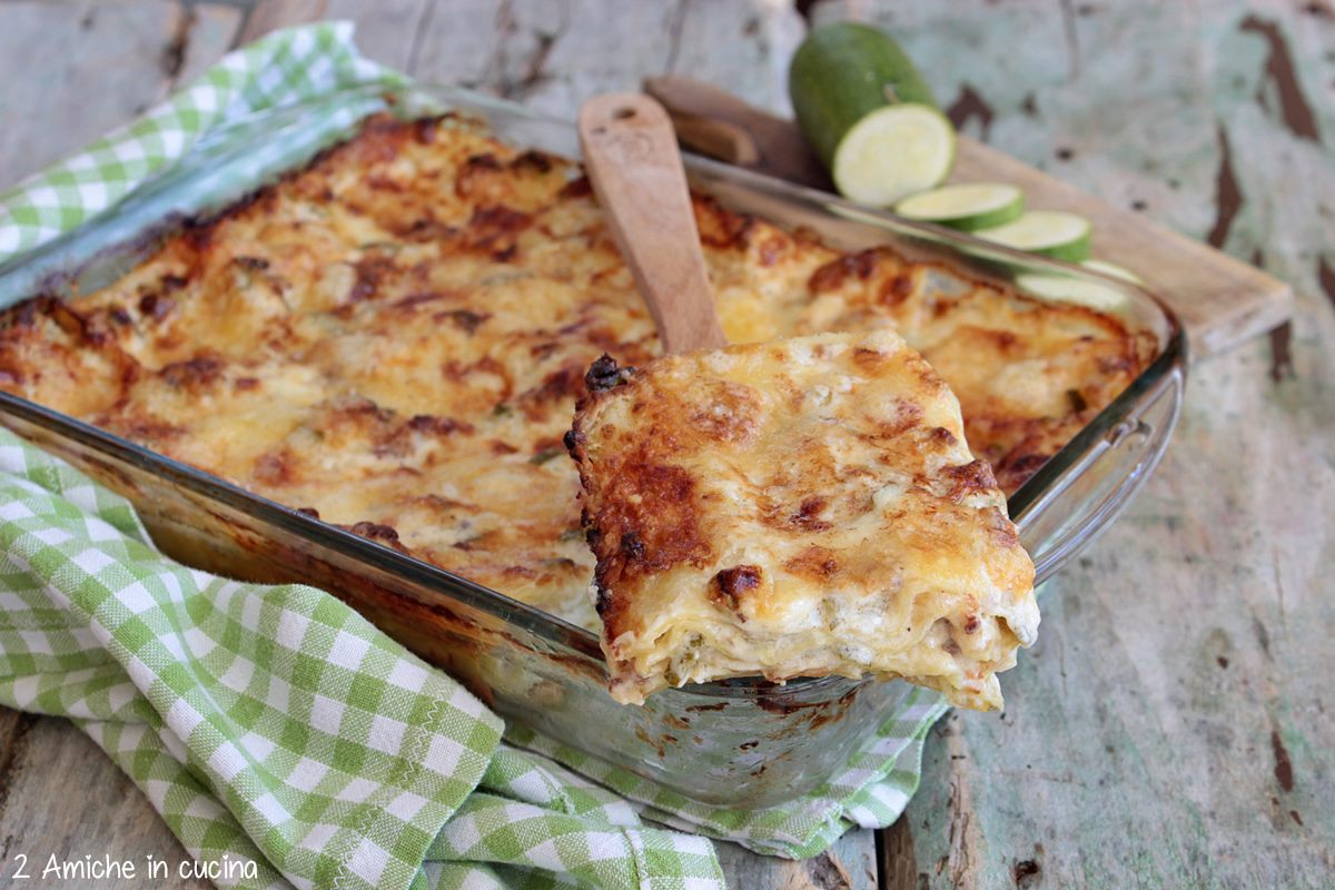 fetta di lasagne alle zucchine e salsiccia umbra