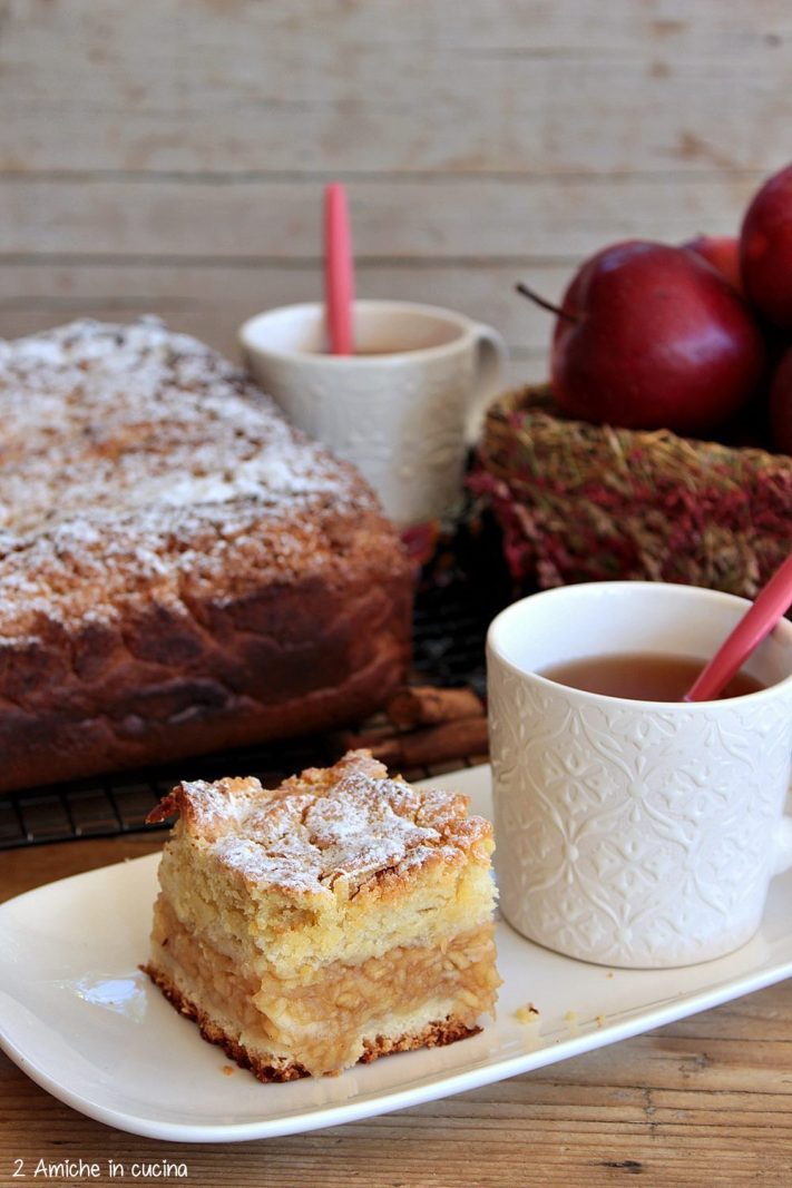 Fetta di torta di mele polacca con impasto lievitato, mele e crosta croccante