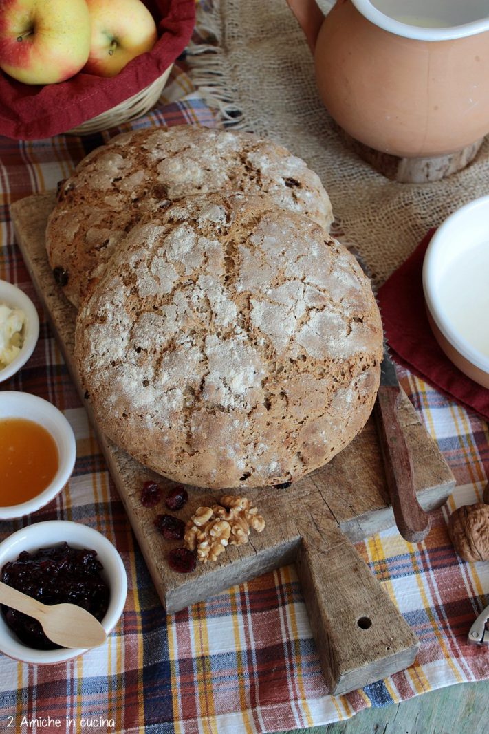 Pane di segale su tagliere