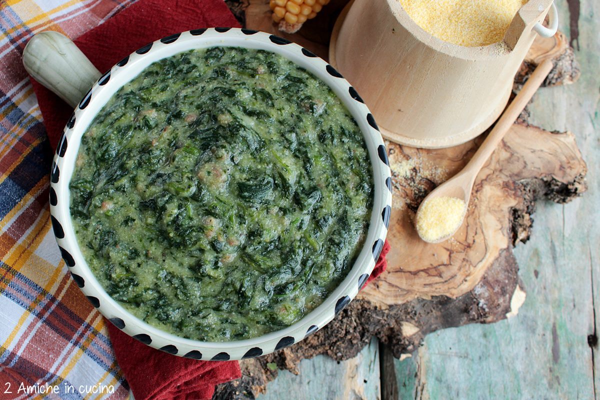 Piatto unico friulano con polenta e spinaci