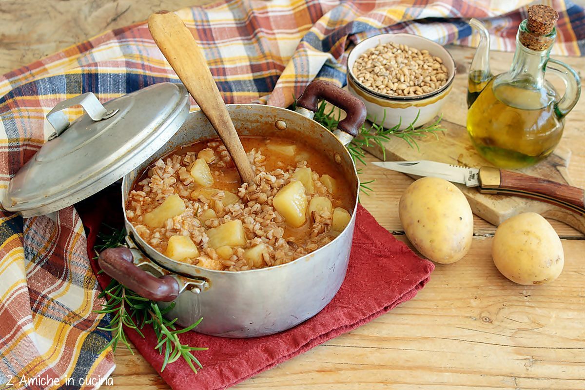 tegame di minestra di farro con patate