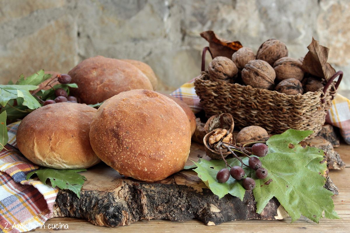 Panini dal sapore autunnale con frutti del ciavardello