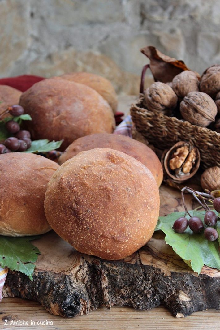 Pane autunnale con sorbe e noci