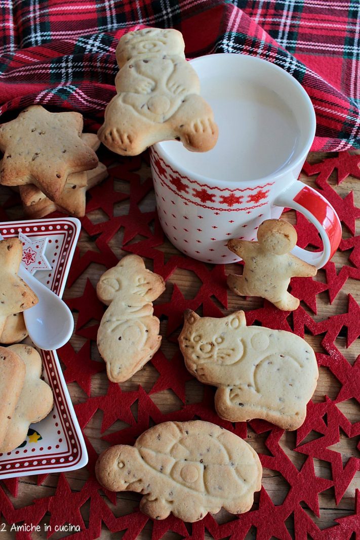Tazza di latte e biscotti all'olio e anice