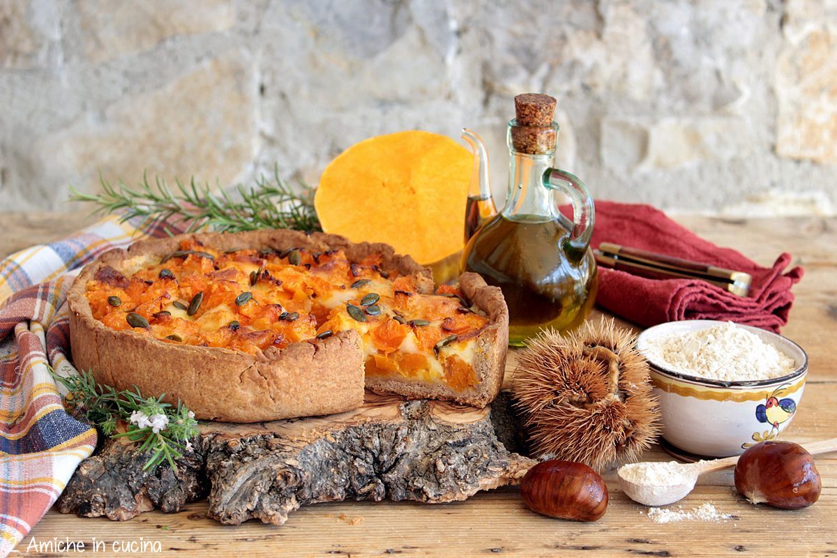 fetta di torta rustica con zucca gialla e semi