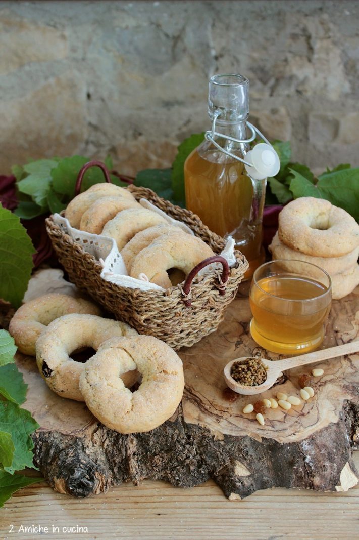 ciambelline dolci senza uova con frutta secca