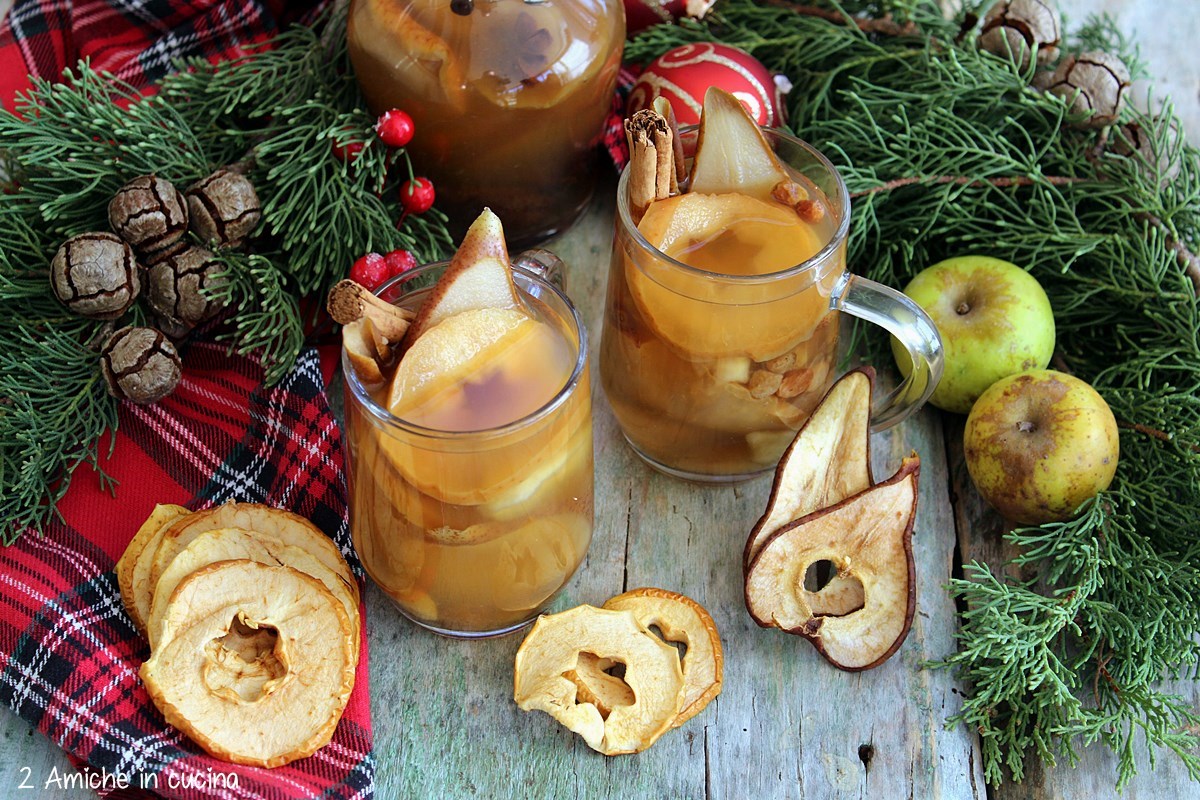 Bicchieri di kompot con mele e pere