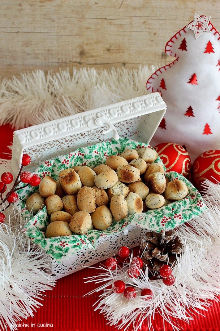 Scatola di biscotti lituani di Natale