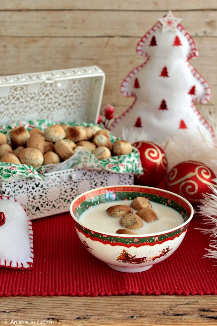 Tazza di latte e biscotti di Natale