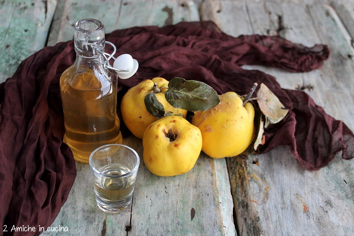 Liquori con gli scarti della frutta, con le bucce di mela cotogna