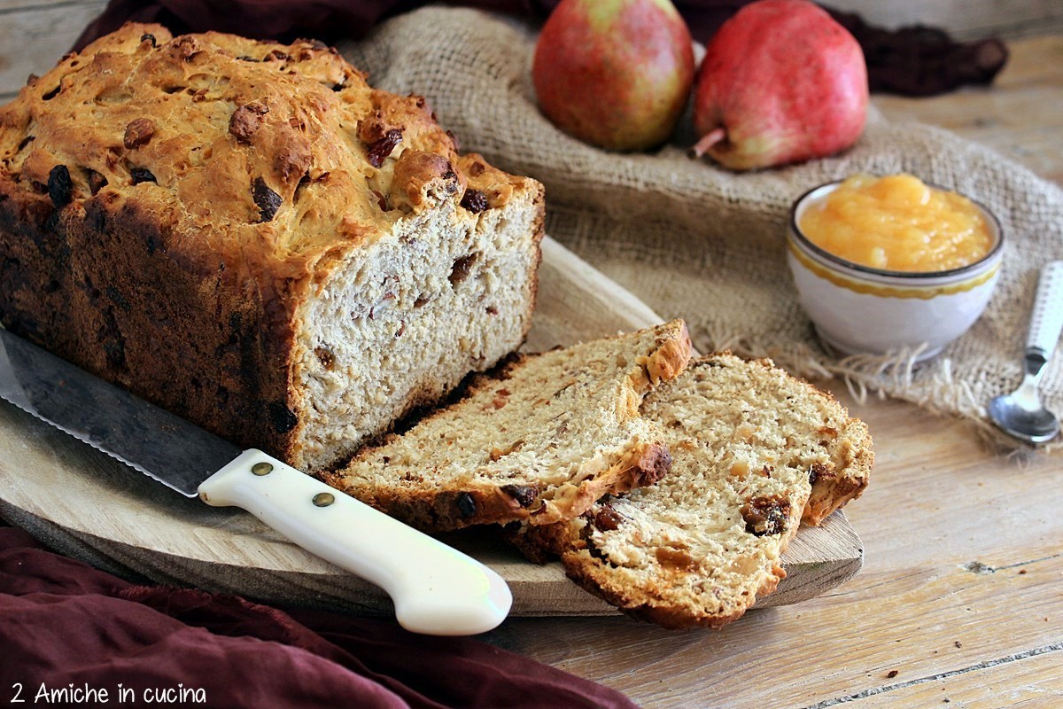 Pane con purea di pere nella macchina del pane