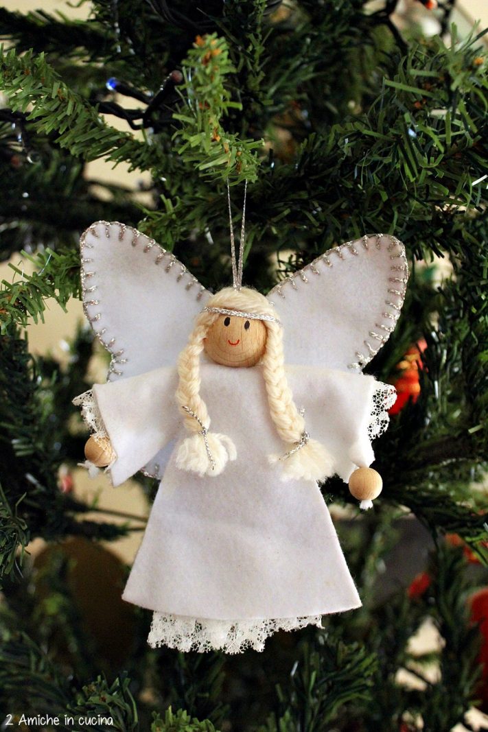 Angelo in panno bianco per albero di Natale