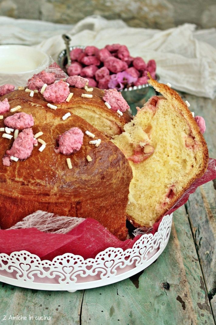 Fetta della brioche de Saint-Genix con praline all'interno