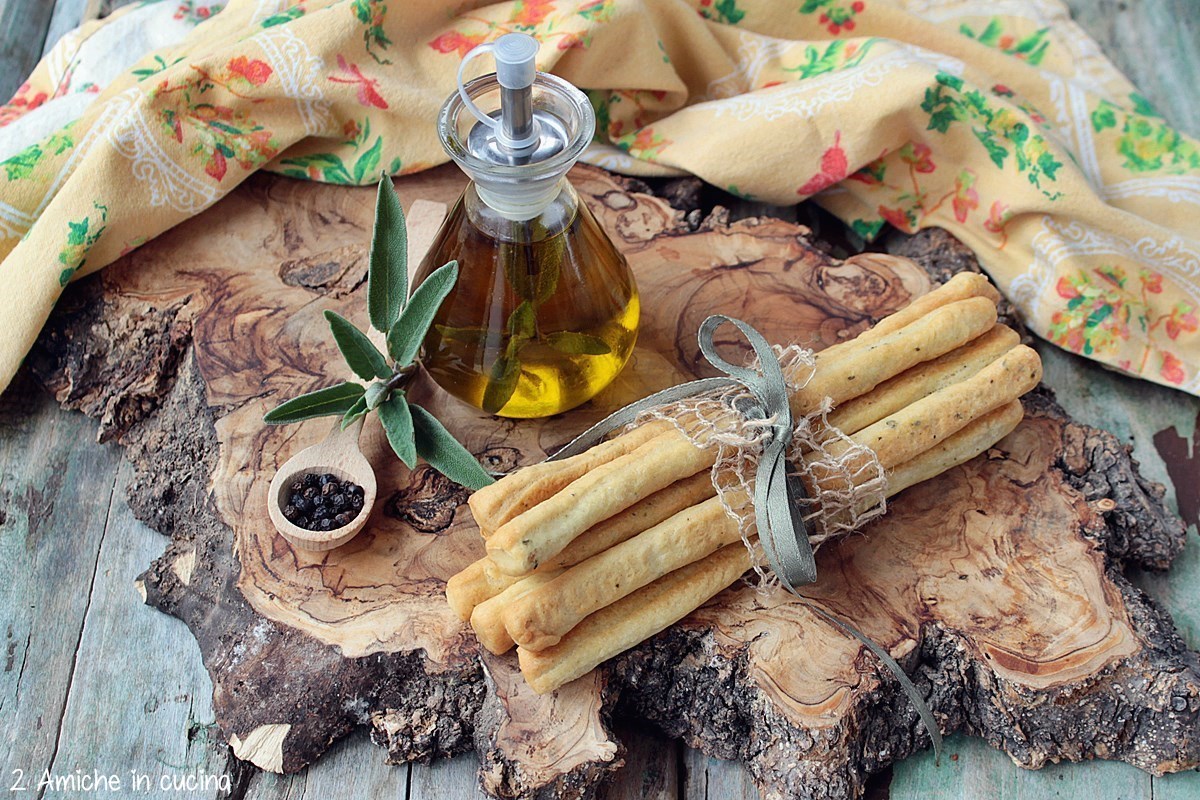 grissini con pepe e aroma di salvia