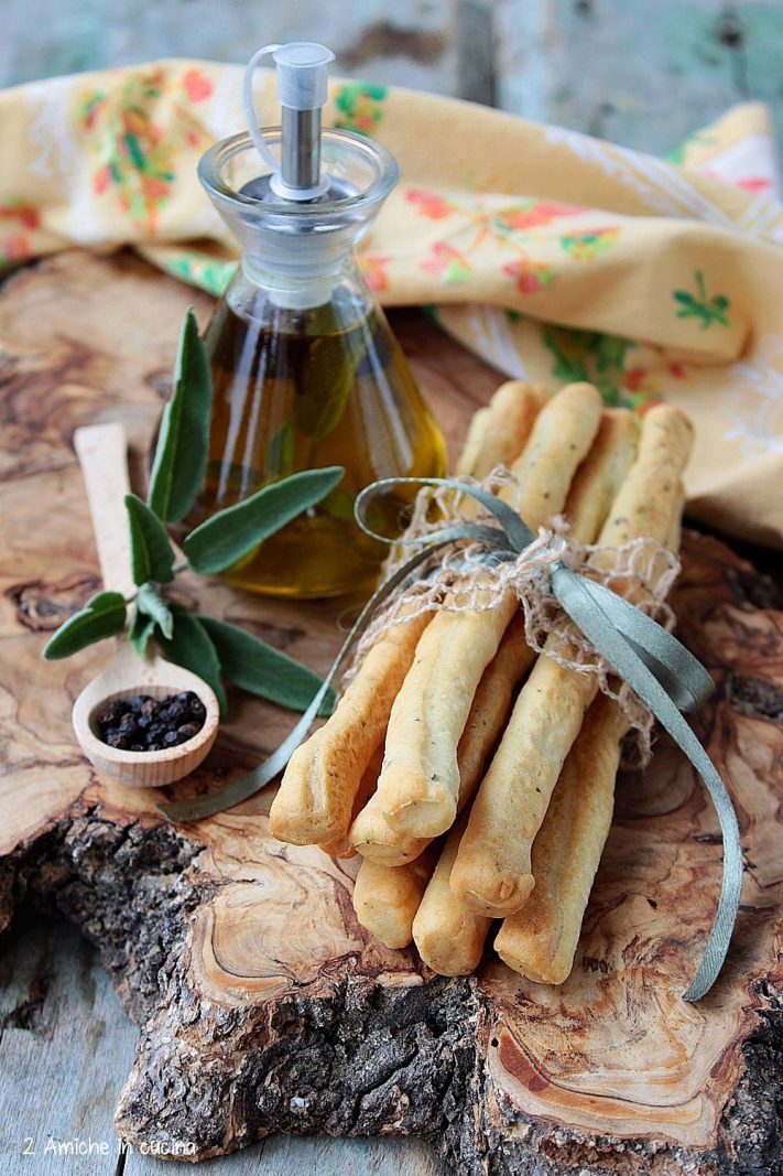 grissini casalinghi aromatizzati con salvia e pepe nero