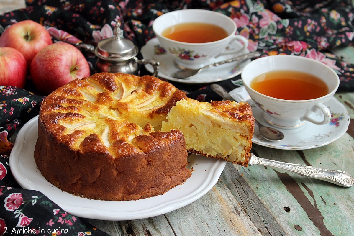 fetta di mannik alle mele e kefir, torta mele e semolino con tazze di tè