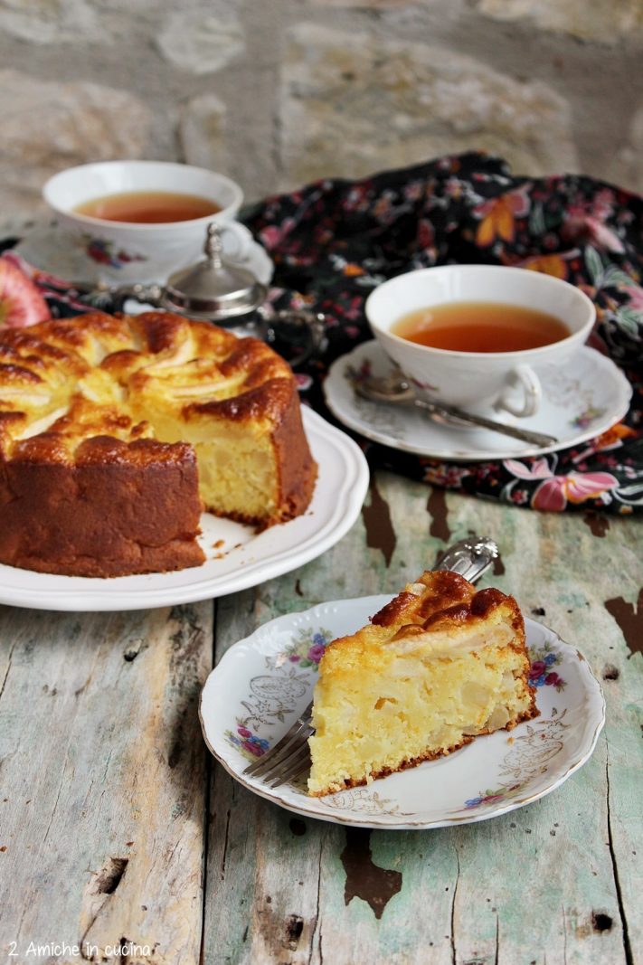 Fetta di torta di mele e semolino, ricetta russa servita con il tè,