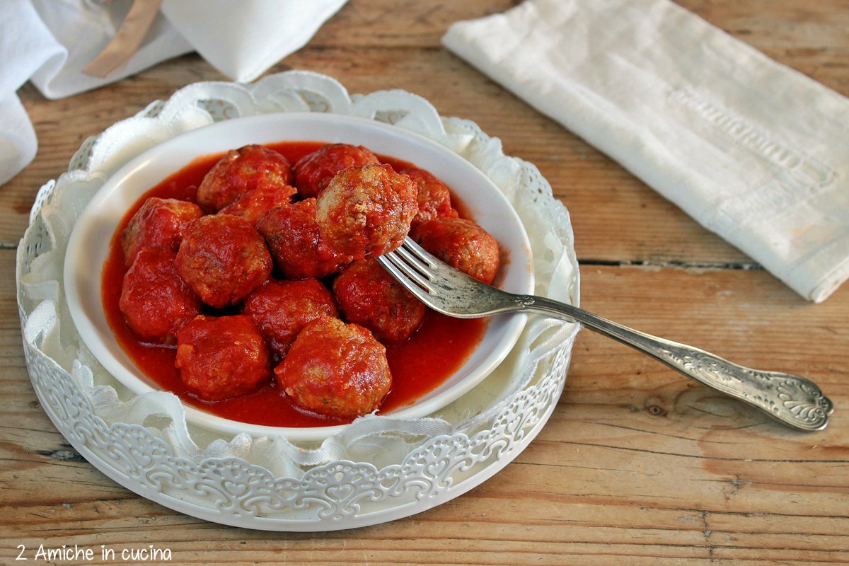 Polpette nel piatto con forchetta