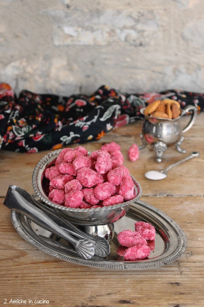 praline rosa di Lione, mandorle con rivestimento in zucchero colorato di rosa