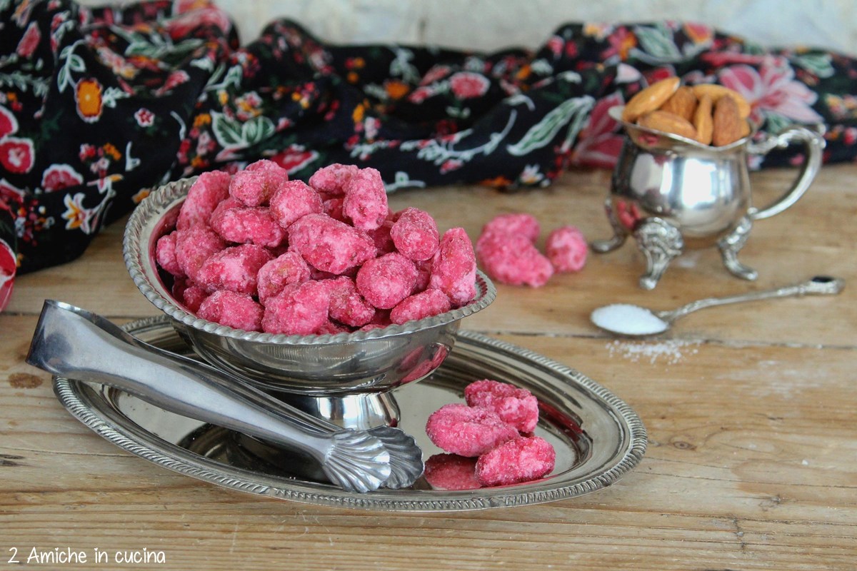 Ciotola di praline rosa di Lione, mandorle sabbiate con zucchero rosa