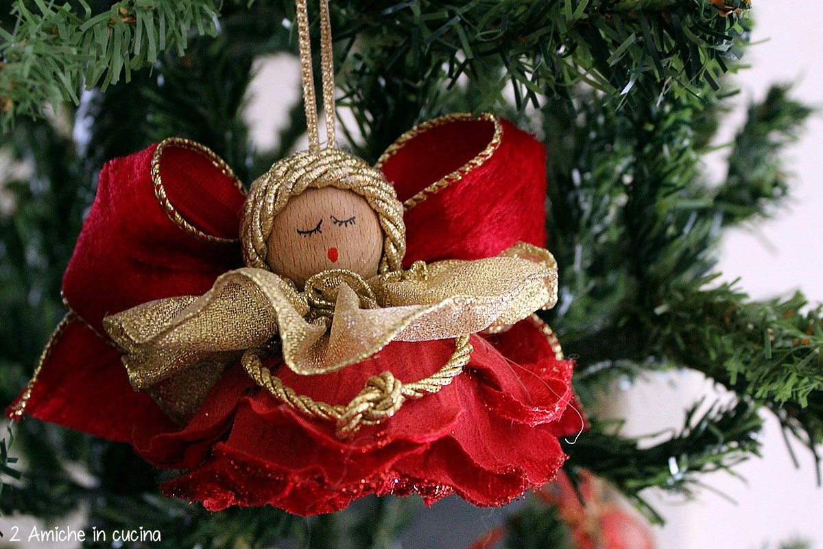 Decorazione per albero con rose in tessuto rosse