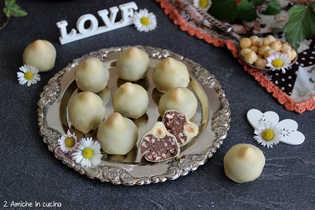 Interno al cioccolato e nocciole di Bacio Perugina bianco