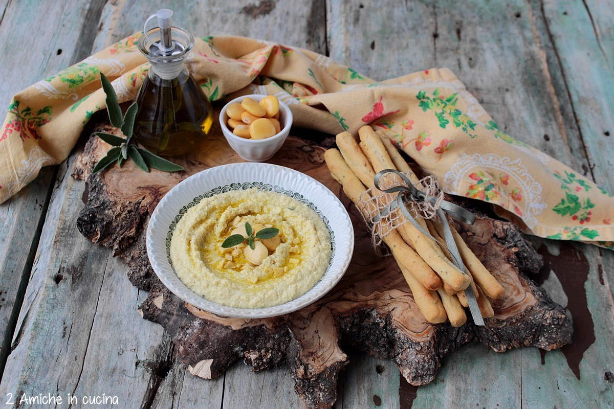 Hummus di lupini con salvia, olio di oliva e grissini