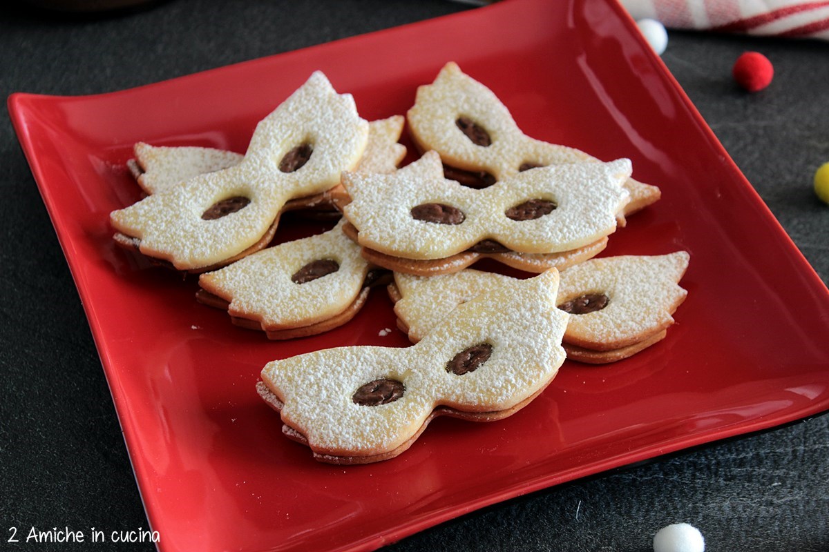 Maschere di frolla alla Nutella - Biscotti di carnevale - 2 Amiche in Cucina