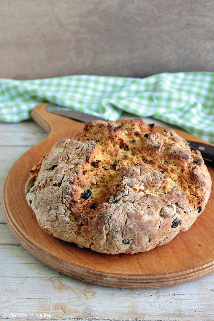 pagnotta con uvetta su tagliere irish soda bread