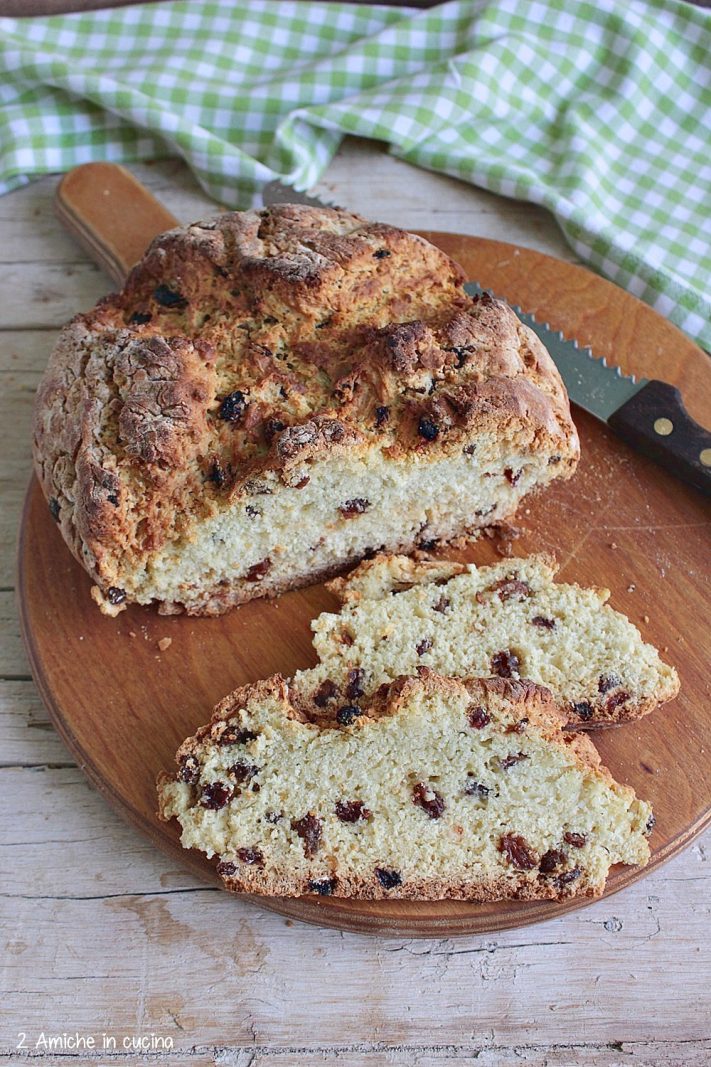 Irish soda bread con uvetta affettato su un tagliere