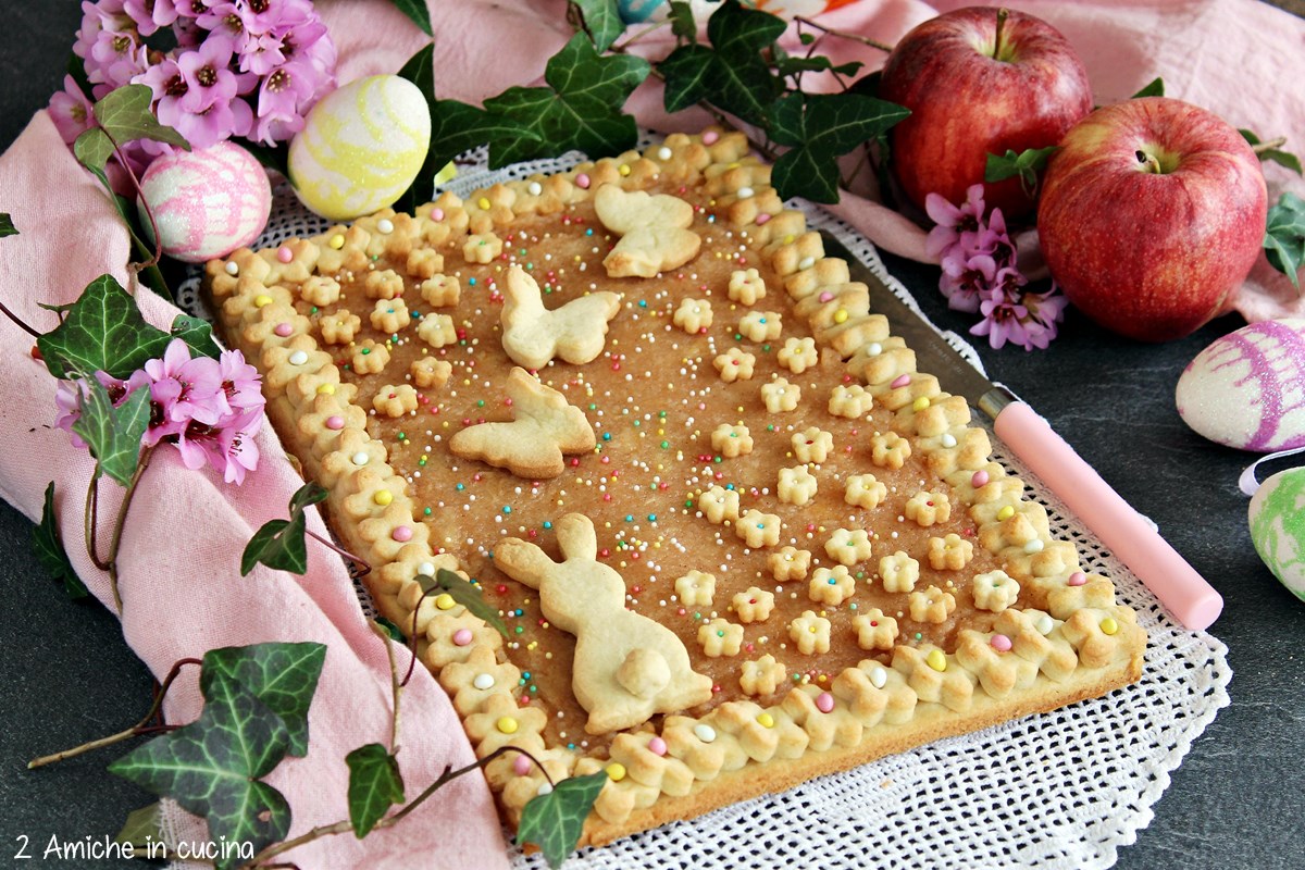 crostata di Pasqua decorata con fiori e coniglietto di frolla