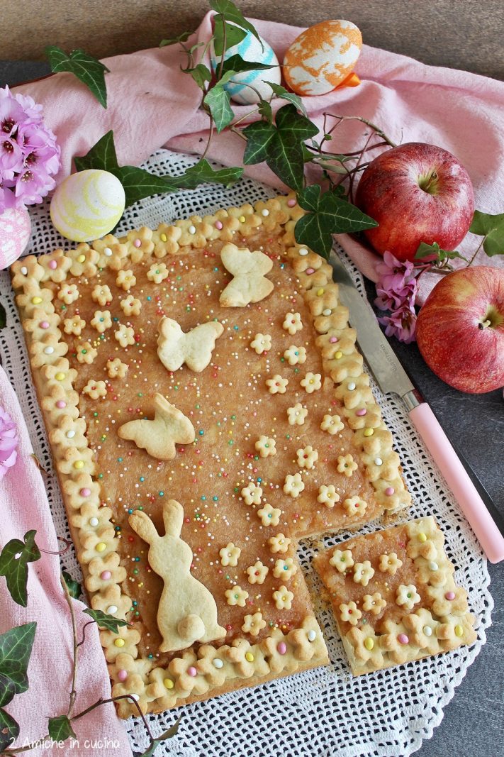 Crostata di frolla e mele con decorazioni di Pasqua